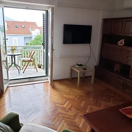 Pine Tree Apartment